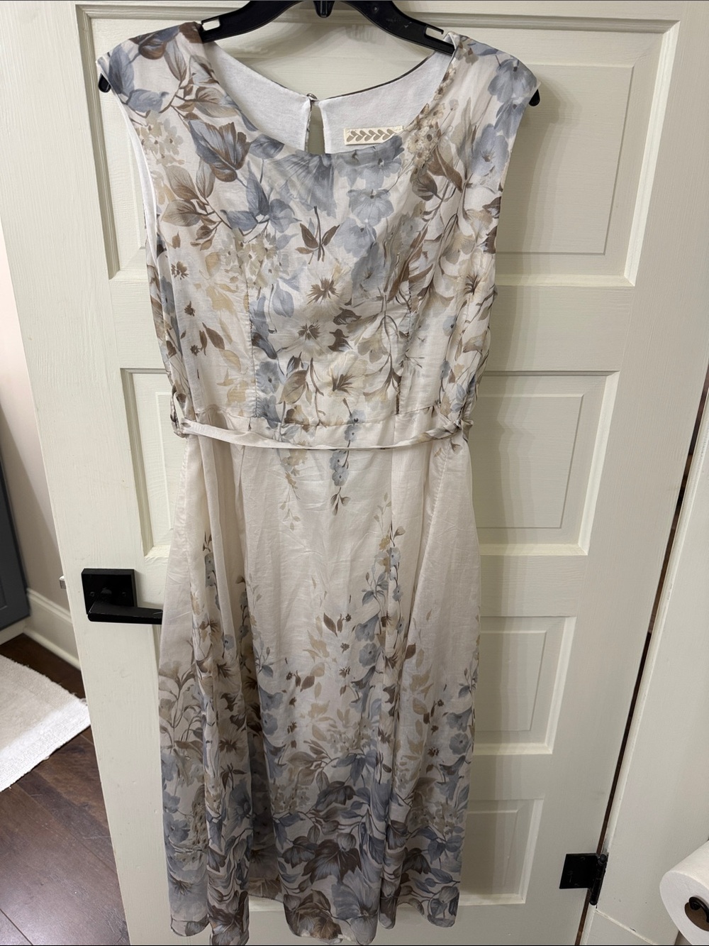 Floral Sleeveless Midi Dress in Soft Blue and Beige